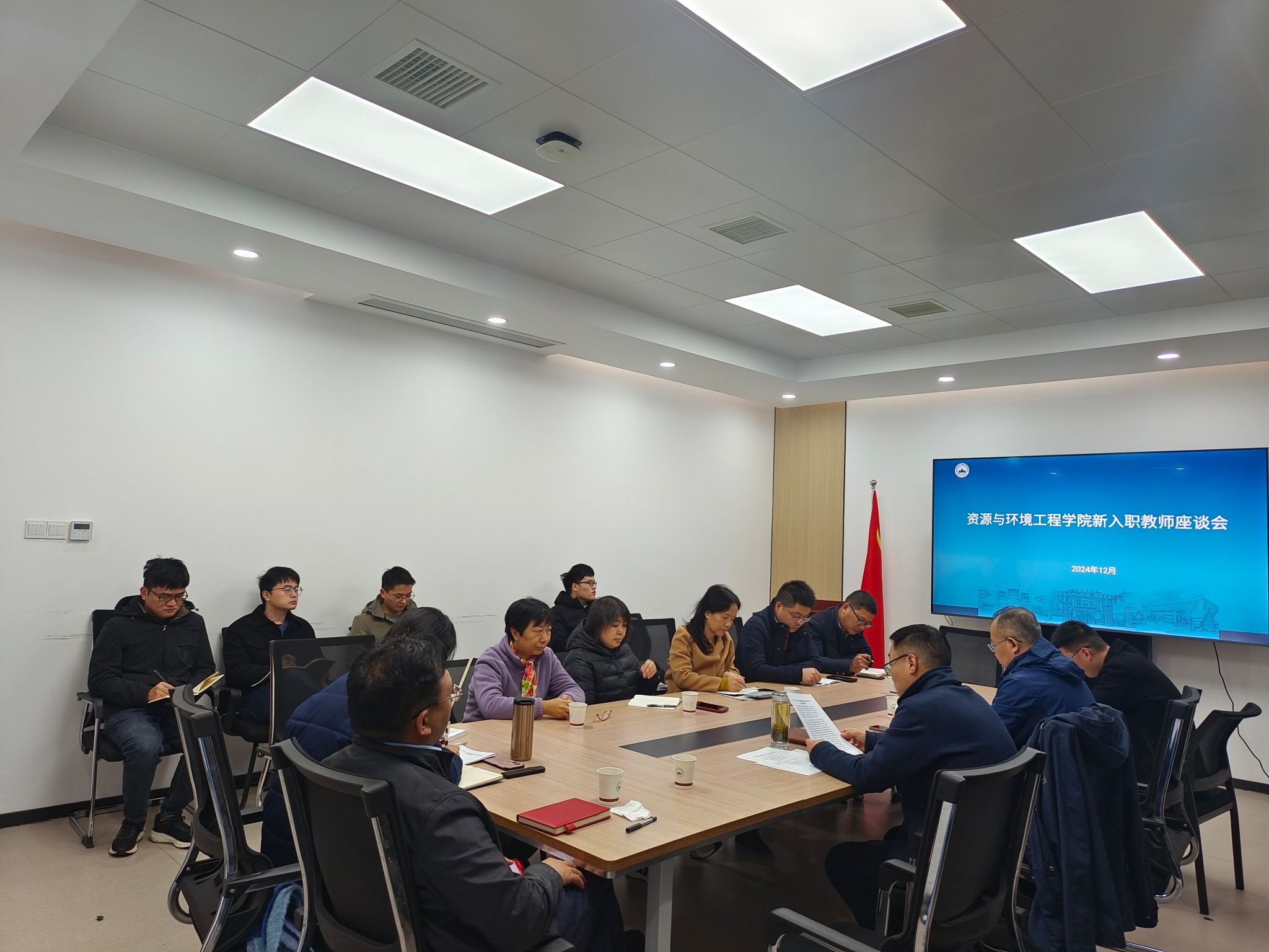 新葡萄88805官网召开新入职教师座谈会